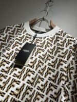 ⁦تيشيرت فندي الجديد بأكمام قصيرة للجنسين.⁩ - الصورة ⁦8⁩