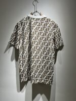 ⁦تيشيرت فندي الجديد بأكمام قصيرة للجنسين.⁩ - الصورة ⁦6⁩