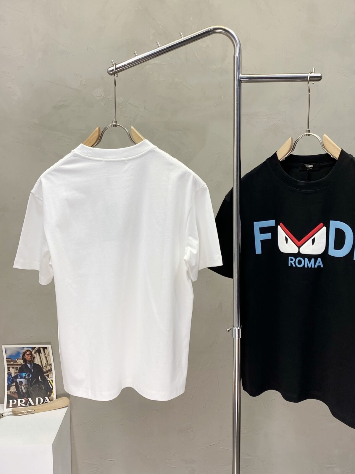 ⁦قميص رجالي كاجوال بأكمام قصيرة من فندي⁩ - الصورة ⁦4⁩