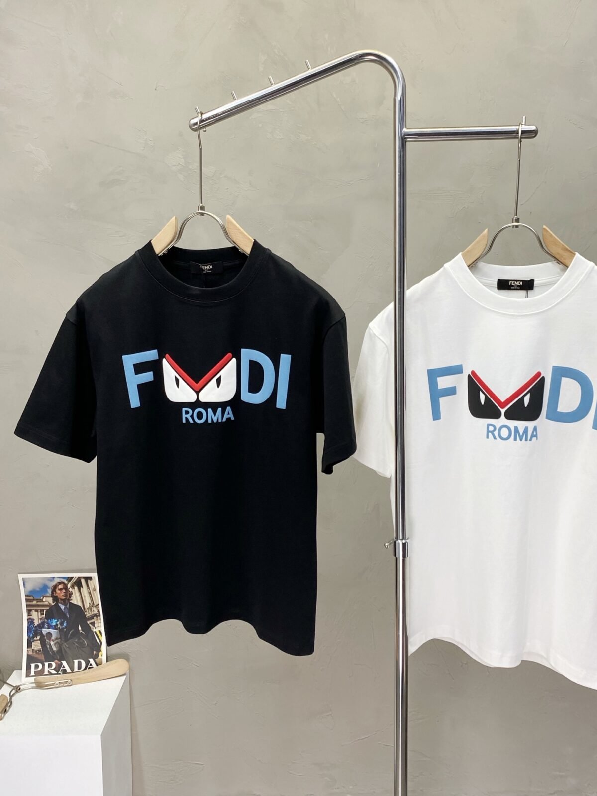 ⁦قميص رجالي كاجوال بأكمام قصيرة من فندي⁩ - الصورة ⁦2⁩