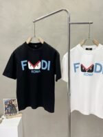 ⁦قميص رجالي كاجوال بأكمام قصيرة من فندي⁩ - الصورة ⁦2⁩