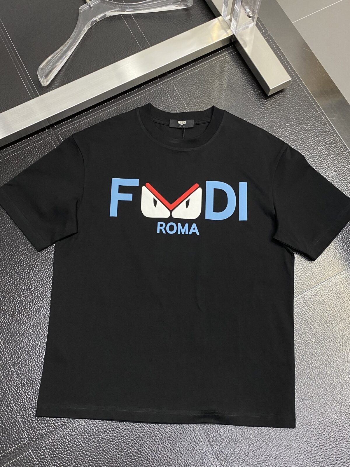 ⁦قميص رجالي كاجوال بأكمام قصيرة من فندي⁩ - الصورة ⁦5⁩