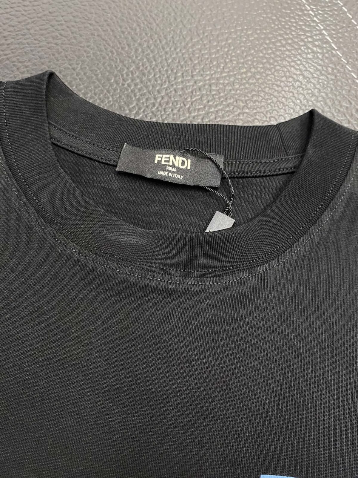 ⁦قميص رجالي كاجوال بأكمام قصيرة من فندي⁩ - الصورة ⁦6⁩