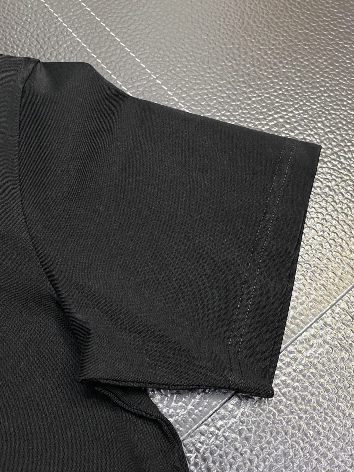 ⁦قميص رجالي كاجوال بأكمام قصيرة من فندي⁩ - الصورة ⁦7⁩