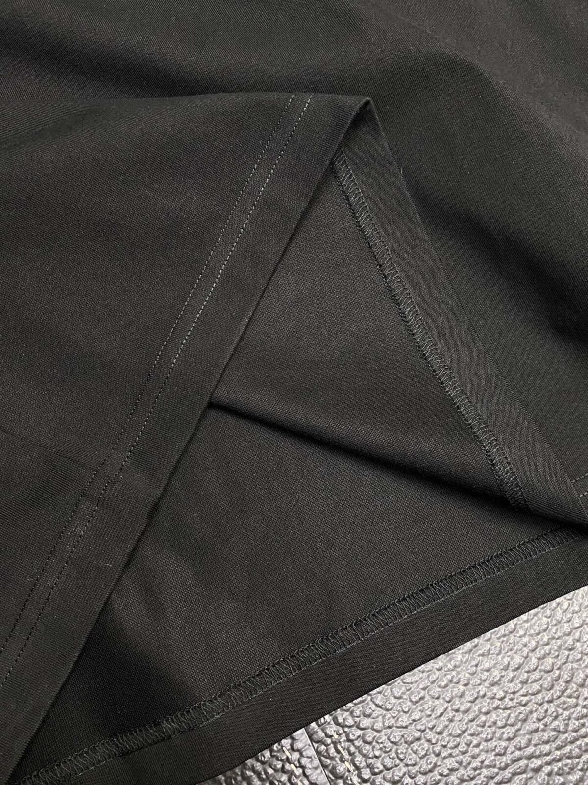 ⁦قميص رجالي كاجوال بأكمام قصيرة من فندي⁩ - الصورة ⁦8⁩