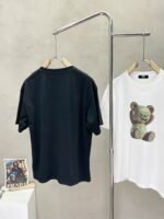 ⁦قميص رجالي كاجوال بأكمام قصيرة من فندي⁩ - الصورة ⁦4⁩