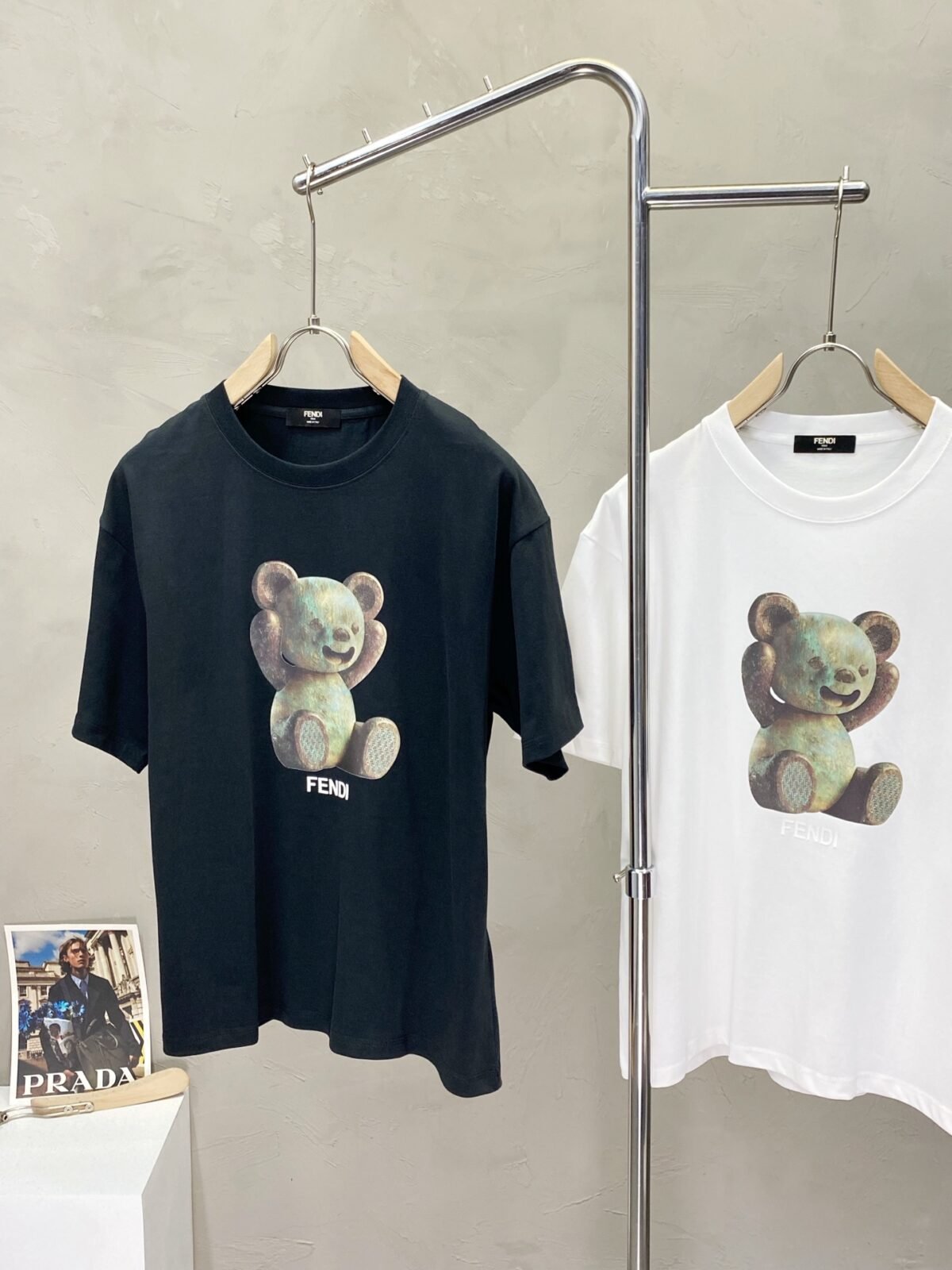 ⁦قميص رجالي كاجوال بأكمام قصيرة من فندي⁩ - الصورة ⁦3⁩