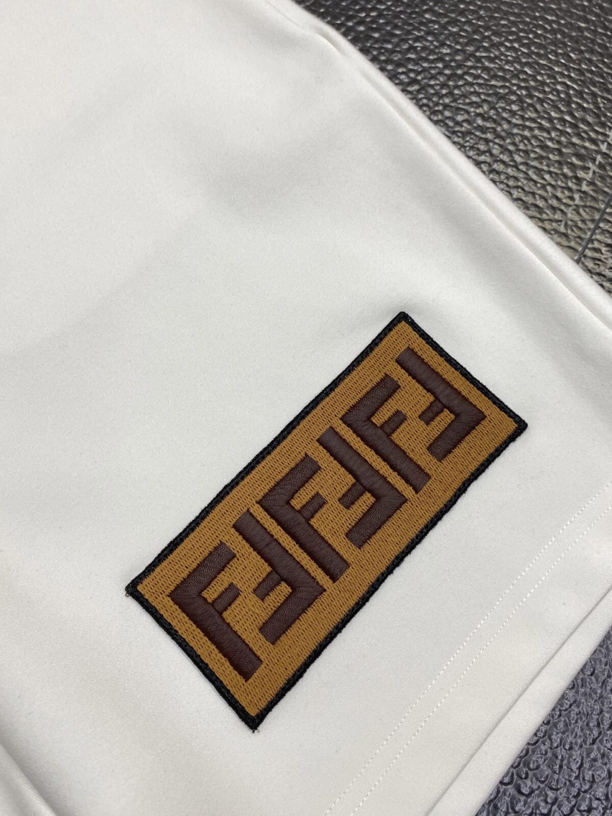 ⁦شورت فندي الجديد القصير، مريح وجيد التهوية⁩ - الصورة ⁦7⁩