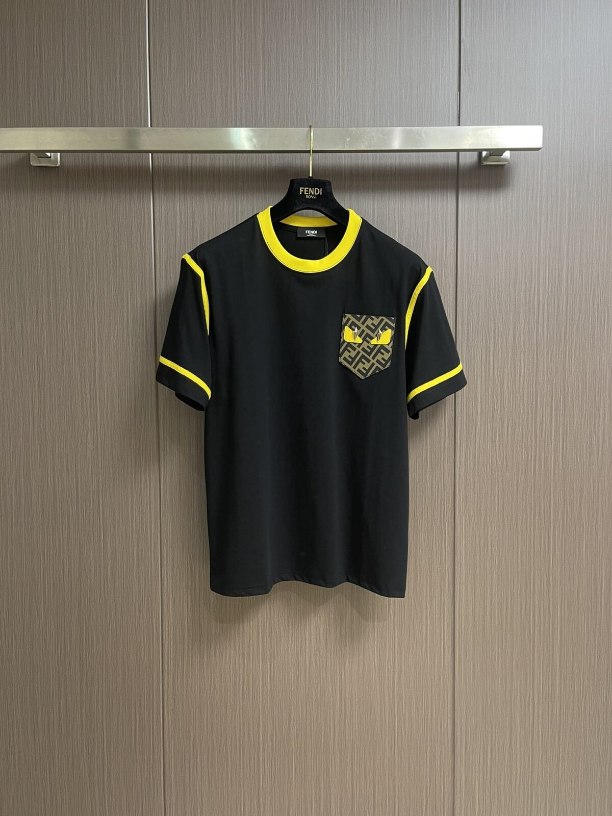 ⁦تيشيرت فندي قصير الأكمام بشعار الوحش⁩ - الصورة ⁦2⁩