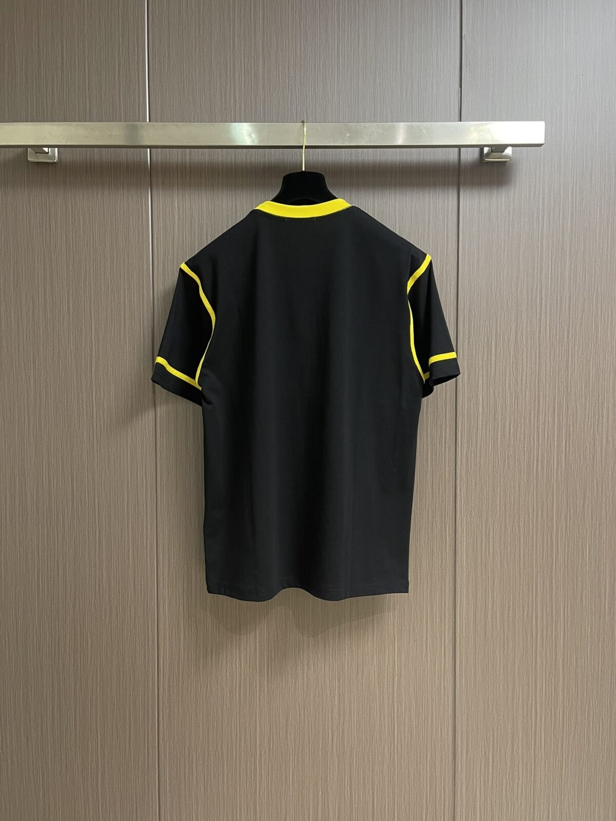 ⁦تيشيرت فندي قصير الأكمام بشعار الوحش⁩ - الصورة ⁦4⁩