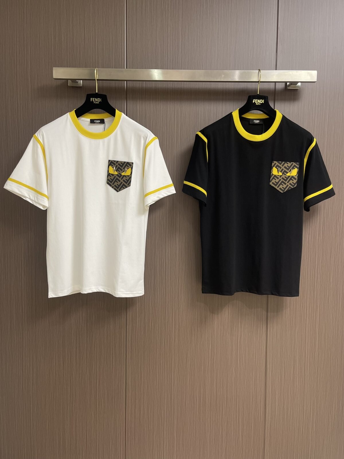 ⁦تيشيرت فندي قصير الأكمام بشعار الوحش⁩ - الصورة ⁦1⁩