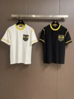 تيشيرت فندي قصير الأكمام بشعار الوحش