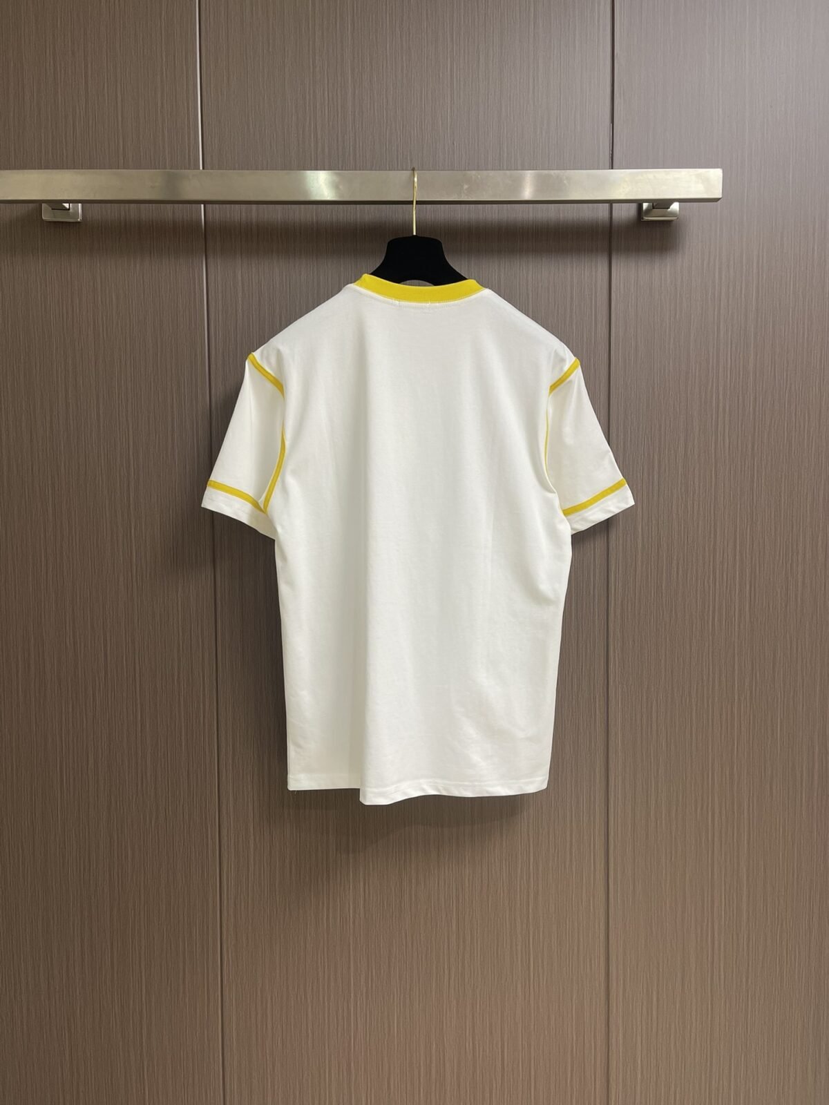 ⁦تيشيرت فندي قصير الأكمام بشعار الوحش⁩ - الصورة ⁦5⁩