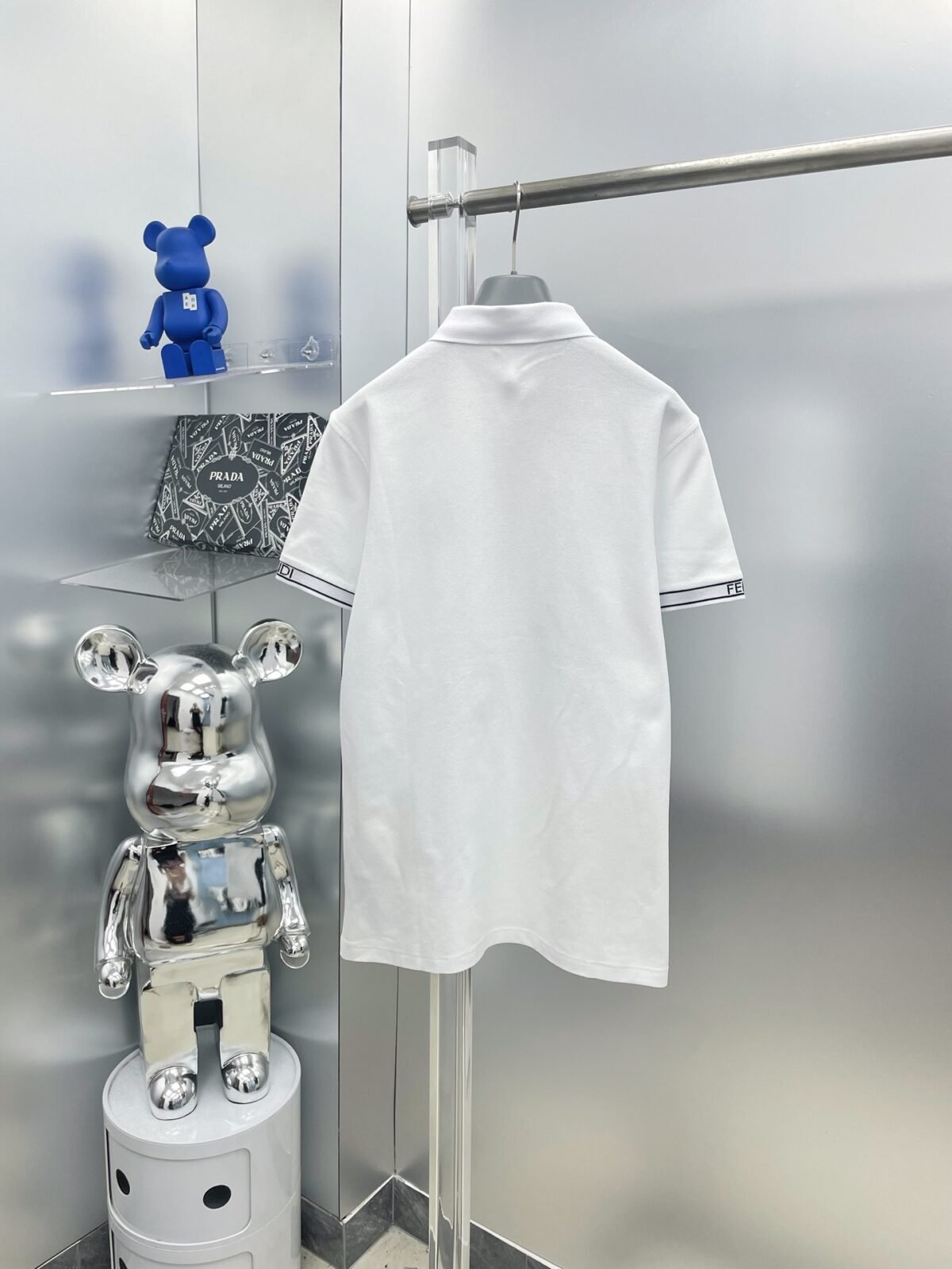 ⁦قميص بولو صيفي جديد من فندي، بأكمام قصيرة، مطرز بأحرف، ياقة دائرية⁩ - الصورة ⁦3⁩