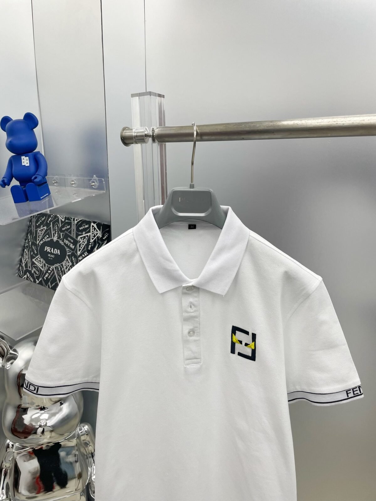 ⁦قميص بولو صيفي جديد من فندي، بأكمام قصيرة، مطرز بأحرف، ياقة دائرية⁩ - الصورة ⁦5⁩