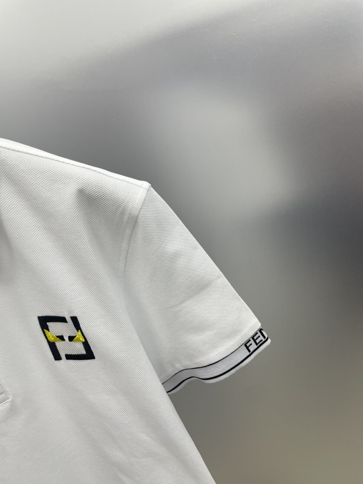 ⁦قميص بولو صيفي جديد من فندي، بأكمام قصيرة، مطرز بأحرف، ياقة دائرية⁩ - الصورة ⁦7⁩