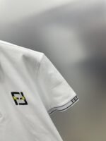 ⁦قميص بولو صيفي جديد من فندي، بأكمام قصيرة، مطرز بأحرف، ياقة دائرية⁩ - الصورة ⁦7⁩