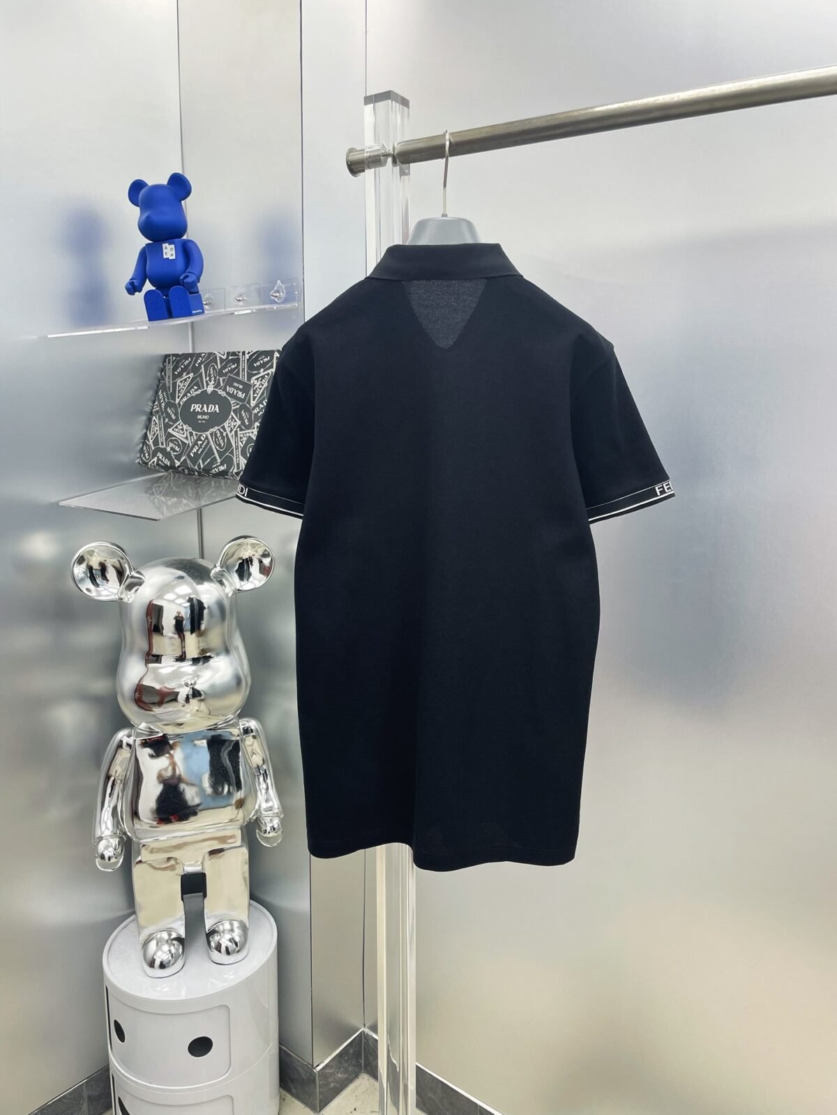 ⁦قميص بولو صيفي جديد من فندي، بأكمام قصيرة، مطرز بأحرف، ياقة دائرية⁩ - الصورة ⁦4⁩