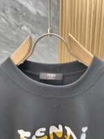 ⁦تيشيرت فندي الجديد ربيع وصيف كامل بياقة دائرية وأكمام قصيرة⁩ - الصورة ⁦6⁩