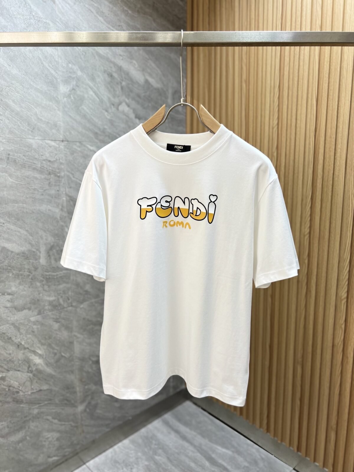 ⁦تيشيرت فندي الجديد ربيع وصيف كامل بياقة دائرية وأكمام قصيرة⁩ - الصورة ⁦2⁩