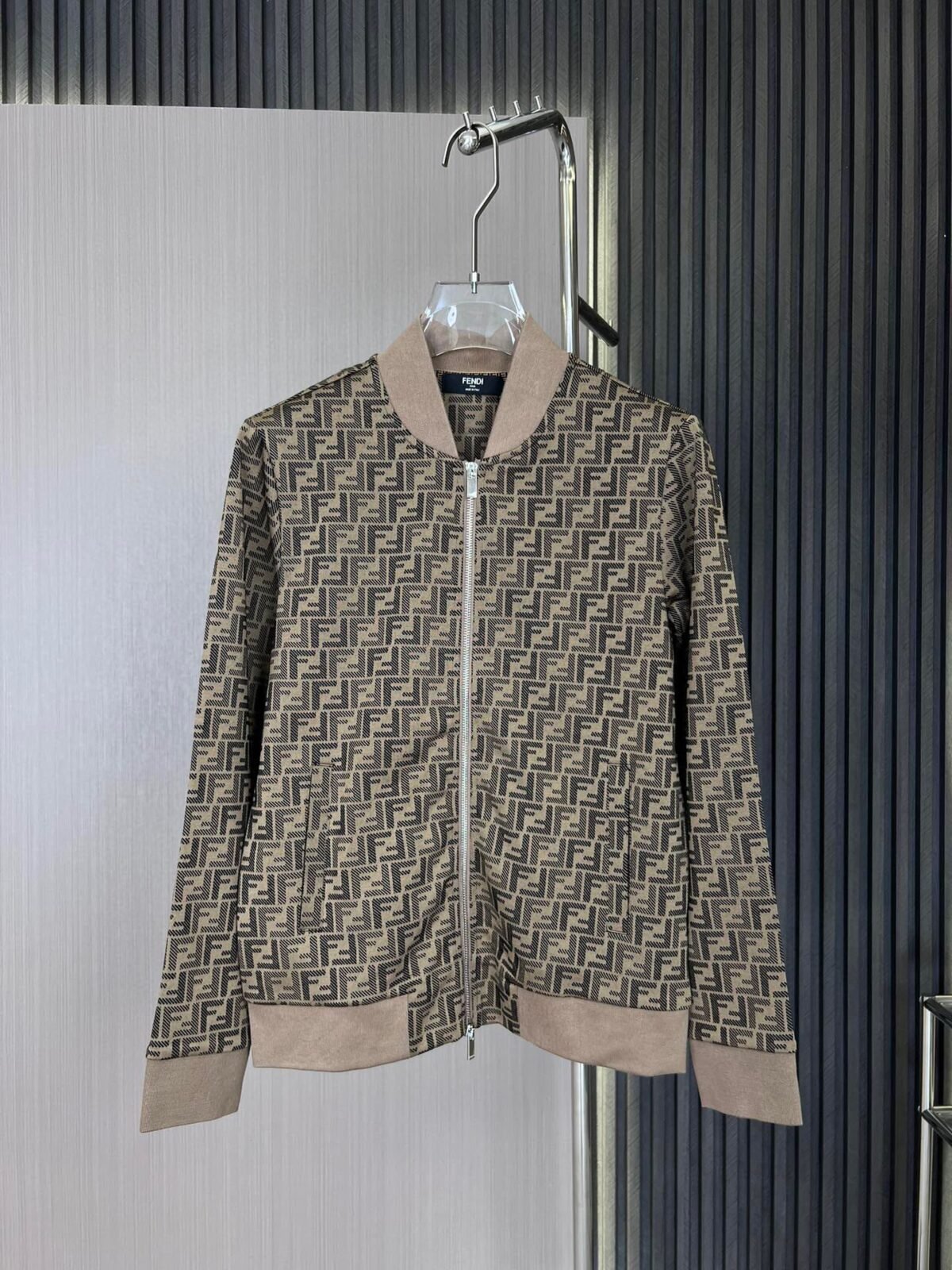 ⁦جاكيت فندي خريفي وشتوي بتصميم جديد⁩ - الصورة ⁦2⁩