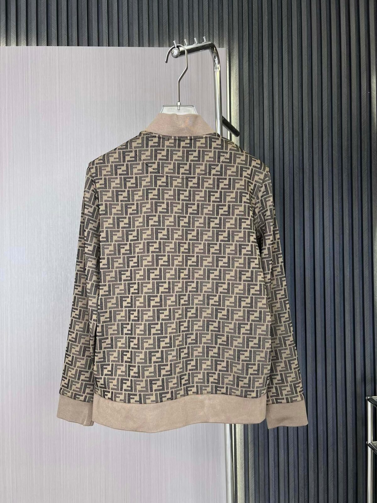 ⁦جاكيت فندي خريفي وشتوي بتصميم جديد⁩ - الصورة ⁦4⁩