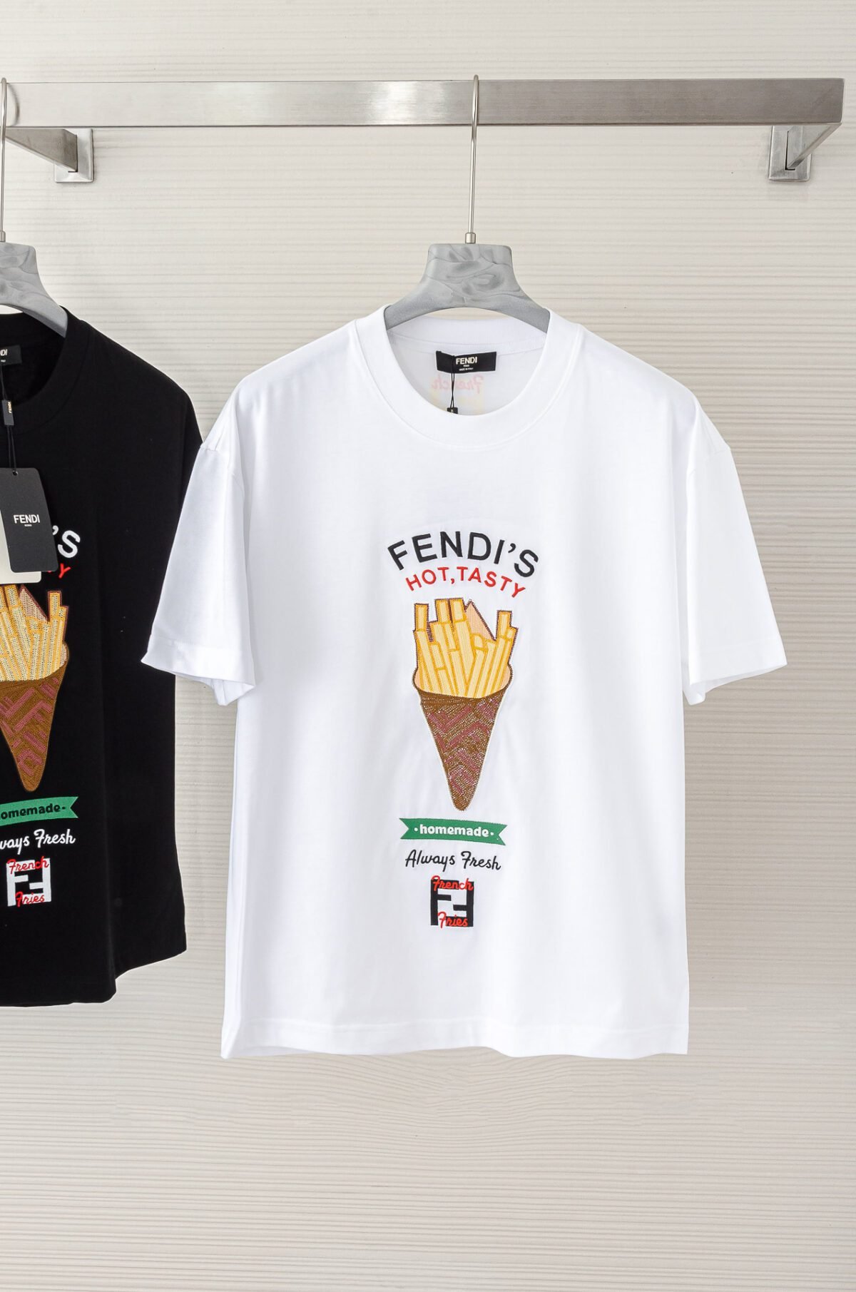 ⁦تيشيرت فندي ربيع وصيف برقبة دائرية وأكمام قصيرة⁩ - الصورة ⁦1⁩