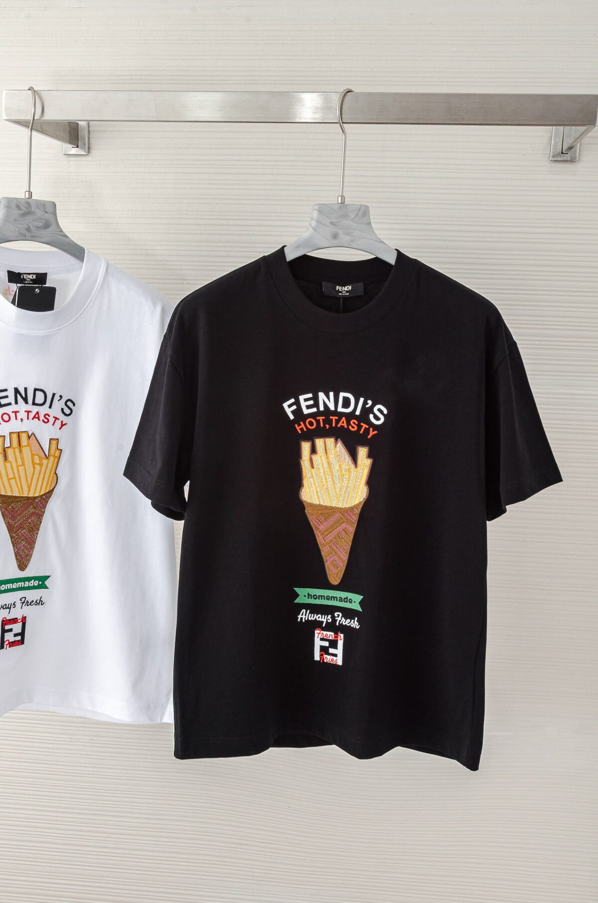 ⁦تيشيرت فندي ربيع وصيف برقبة دائرية وأكمام قصيرة⁩ - الصورة ⁦2⁩