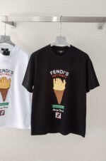 ⁦تيشيرت فندي ربيع وصيف برقبة دائرية وأكمام قصيرة⁩ - الصورة ⁦2⁩