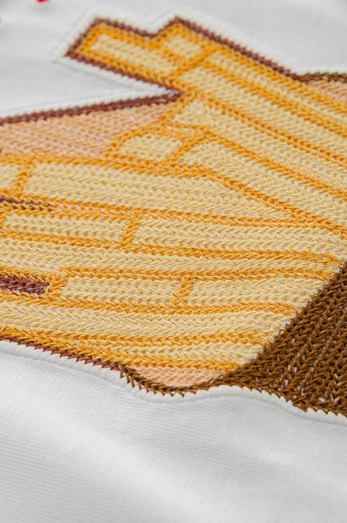 ⁦تيشيرت فندي ربيع وصيف برقبة دائرية وأكمام قصيرة⁩ - الصورة ⁦5⁩