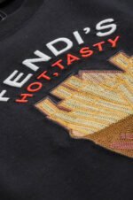 ⁦تيشيرت فندي ربيع وصيف برقبة دائرية وأكمام قصيرة⁩ - الصورة ⁦8⁩