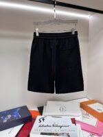 ⁦شورت رياضي رجالي عصري من فندي⁩ - الصورة ⁦2⁩