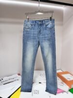 ⁦بنطلون جينز رجالي كاجوال عصري من فندي⁩ - الصورة ⁦2⁩