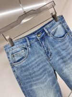 ⁦بنطلون جينز رجالي كاجوال عصري من فندي⁩ - الصورة ⁦4⁩