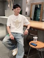 ⁦تيشيرت فندي الجديد بأكمام قصيرة وياقة دائرية⁩ - الصورة ⁦4⁩