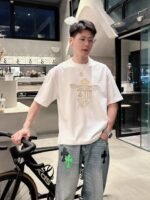 ⁦تيشيرت فندي الجديد بأكمام قصيرة وياقة دائرية⁩ - الصورة ⁦2⁩