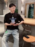 ⁦تيشيرت فندي الجديد بأكمام قصيرة وياقة دائرية⁩ - الصورة ⁦3⁩