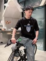 ⁦تيشيرت فندي الجديد بأكمام قصيرة وياقة دائرية⁩ - الصورة ⁦5⁩