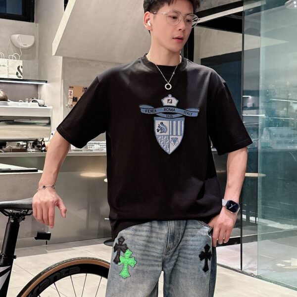 تيشيرت فندي الجديد بأكمام قصيرة وياقة دائرية