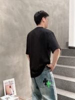 ⁦تيشيرت فندي الجديد بأكمام قصيرة وياقة دائرية⁩ - الصورة ⁦7⁩