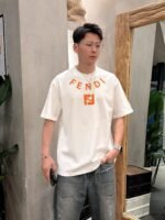 تيشيرت فندي الجديد بأكمام قصيرة وياقة مستديرة