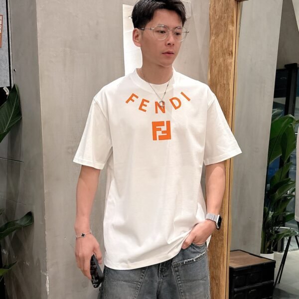 تيشيرت فندي الجديد بأكمام قصيرة وياقة مستديرة