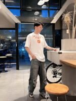 ⁦تيشيرت فندي الجديد بأكمام قصيرة وياقة مستديرة⁩ - الصورة ⁦5⁩