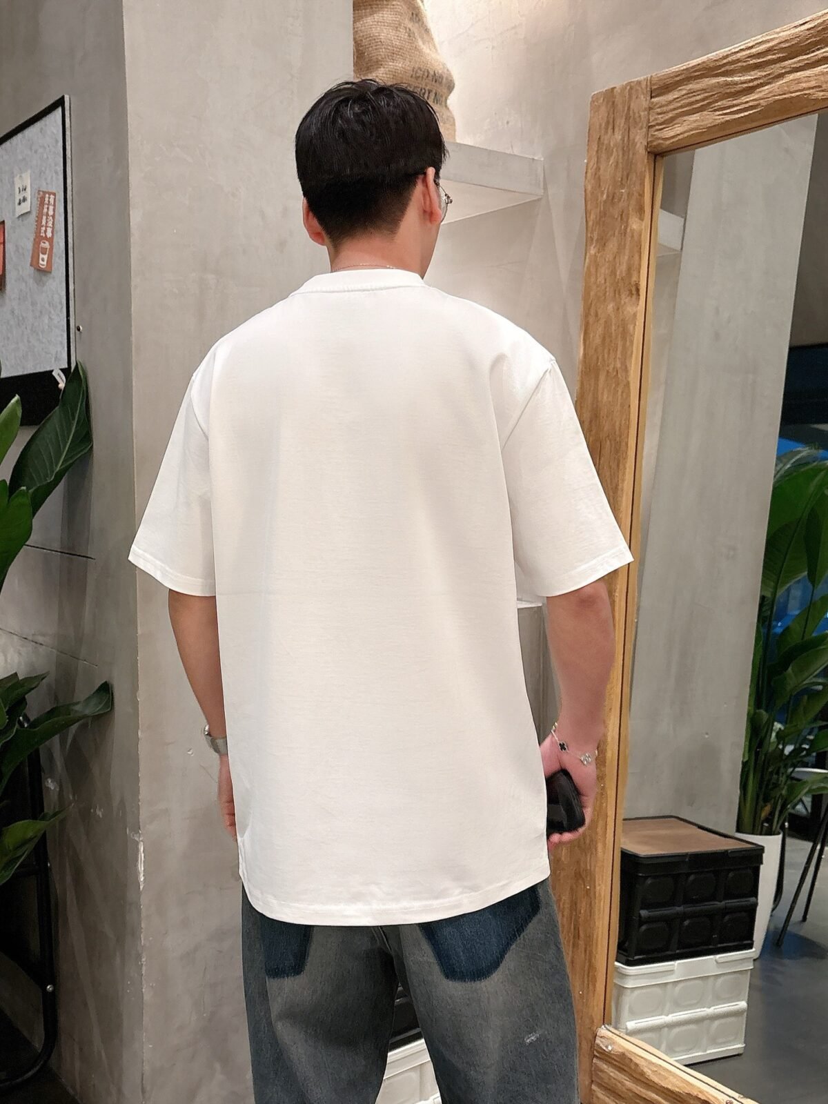 ⁦تيشيرت فندي الجديد بأكمام قصيرة وياقة مستديرة⁩ - الصورة ⁦3⁩