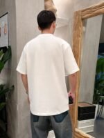 ⁦تيشيرت فندي الجديد بأكمام قصيرة وياقة مستديرة⁩ - الصورة ⁦3⁩