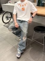 ⁦تيشيرت فندي الجديد بأكمام قصيرة وياقة مستديرة⁩ - الصورة ⁦7⁩