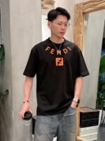 ⁦تيشيرت فندي الجديد بأكمام قصيرة وياقة مستديرة⁩ - الصورة ⁦2⁩