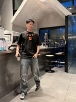 ⁦تيشيرت فندي الجديد بأكمام قصيرة وياقة مستديرة⁩ - الصورة ⁦6⁩