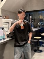 ⁦تيشيرت فندي الجديد بأكمام قصيرة وياقة مستديرة⁩ - الصورة ⁦8⁩