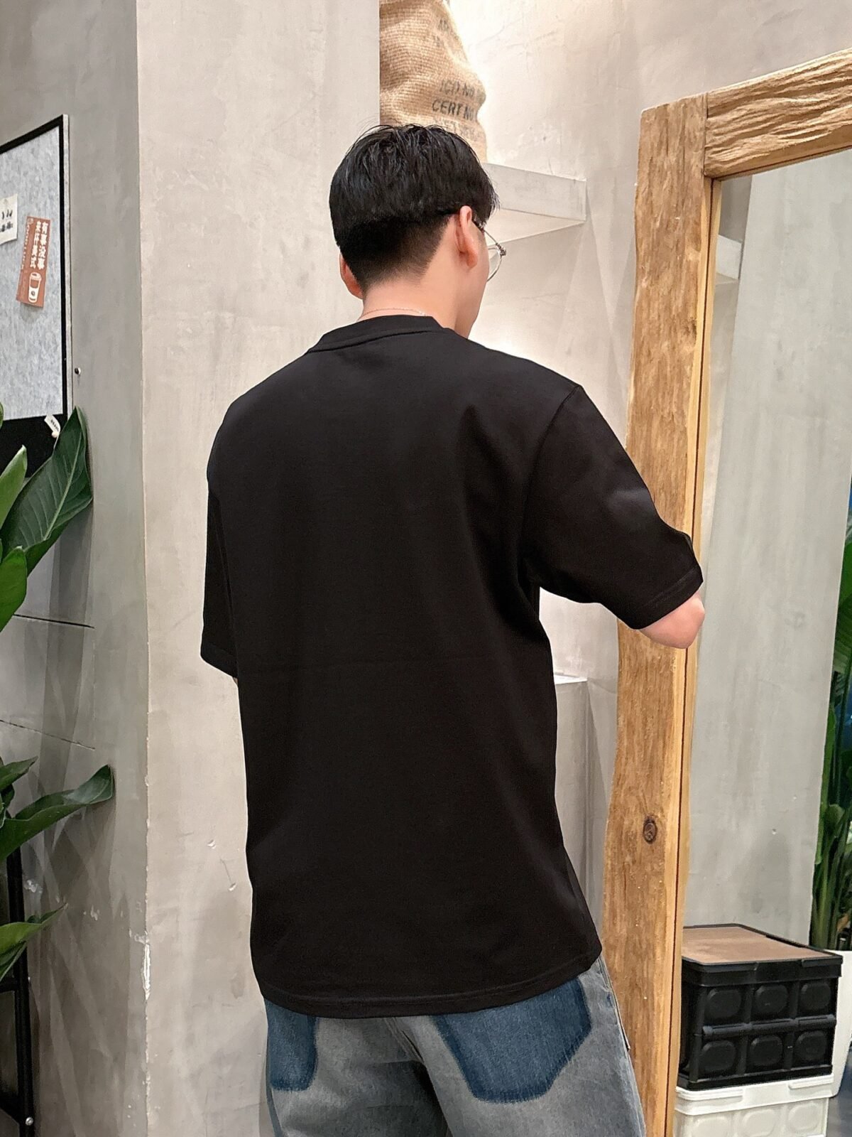 ⁦تيشيرت فندي الجديد بأكمام قصيرة وياقة مستديرة⁩ - الصورة ⁦4⁩